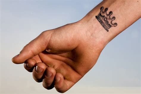 tatuaggi piccoli significativi maschili|Tatuaggi piccoli per uomo: 20+ idee per trovare。